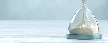 Sanduhr, die Zeit misst, auf einem Tisch