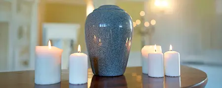 Eine stilvolle Urne mit Kerzen auf einem Tisch